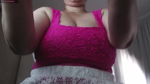 Snapshot of mommyissuess_ chatting on 10/08/25, 12:14 Daphne  online show from 10/08/25, 12:14