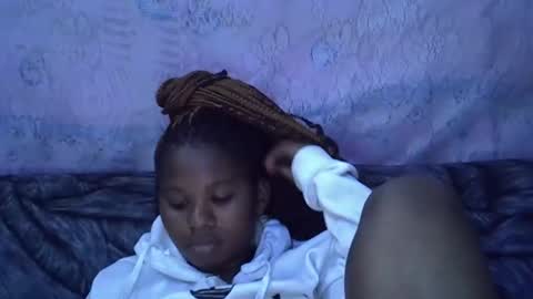 Snapshot of momsdoll chatting on 01/11/26, 06:29 momsdoll online show from 01/11/26, 06:29