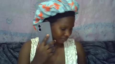 Snapshot of momsdoll chatting on 04/06/26, 07:09 momsdoll online show from 04/06/26, 07:09