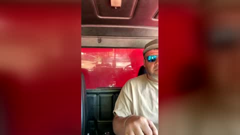 Snapshot of momsloveing chatting on 04/10/26, 02:55 justTHEit online show from 04/10/26, 02:55