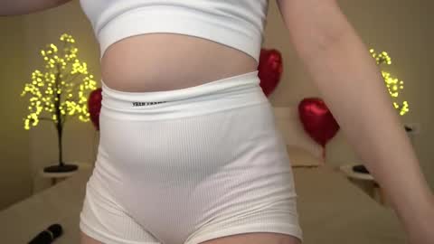 Snapshot of monamourrrr chatting on 02/20/25, 10:27 Taina online show from 02/20/25, 10:27