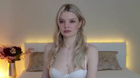 Snapshot of monaxxx_ chatting on 12/18/24, 01:23 Monaxxx online show from 12/18/24, 01:23