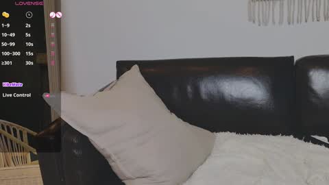 Snapshot of monet_stclair chatting on 01/08/25, 09:01 PoppyPlayful online show from 01/08/25, 09:01