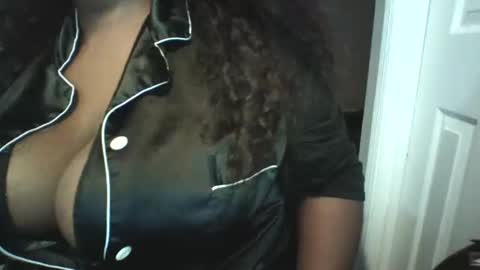 Snapshot of moni_simone chatting on 10/21/25, 03:18 moni_simone online show from 10/21/25, 03:18