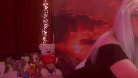 Monika    online show from 12/15/25, 02:38