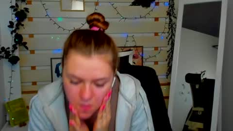 Monika online show from 04/25/26, 07:00