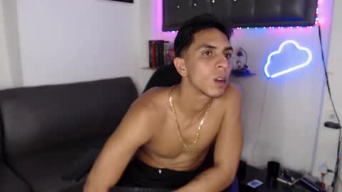 Snapshot of monkey_uchiha77 chatting on 03/06/25, 03:45 simon dice online show from 03/06/25, 03:45