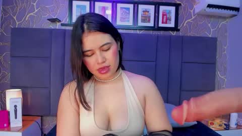 Snapshot of monserrat_girl chatting on 12/14/25, 04:18 online show from 12/14/25, 04:18