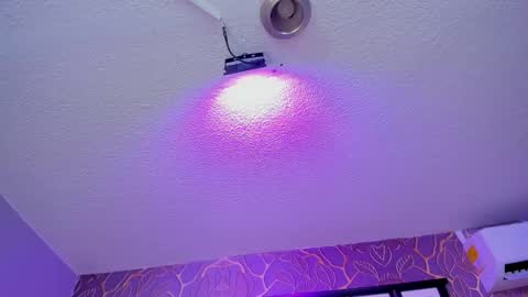 Snapshot of monserrat_girl chatting on 12/16/25, 04:06 online show from 12/16/25, 04:06