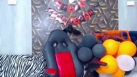 Snapshot of moon_and_fire_ chatting on 10/26/25, 04:29 moon_and_fire_ online show from 10/26/25, 04:29