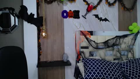 Snapshot of moon_and_fire_ chatting on 10/27/25, 05:55 moon_and_fire_ online show from 10/27/25, 05:55