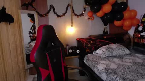 Snapshot of moon_and_fire_ chatting on 10/28/25, 05:11 moon_and_fire_ online show from 10/28/25, 05:11