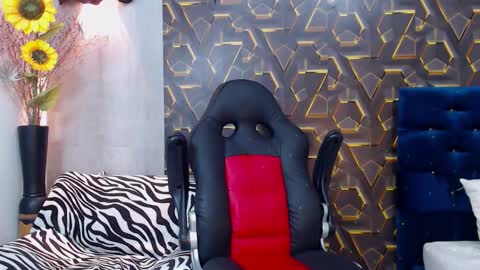 Snapshot of moon_and_fire_ chatting on 11/06/25, 05:19 moon_and_fire_ online show from 11/06/25, 05:19