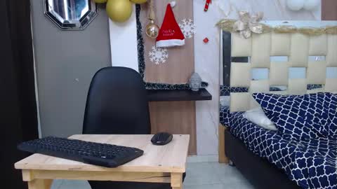 Snapshot of moon_and_fire_ chatting on 11/18/25, 03:23 moon_and_fire_ online show from 11/18/25, 03:23