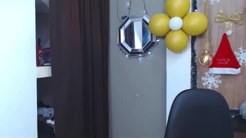 Snapshot of moon_and_fire_ chatting on 11/27/25, 04:25 moon_and_fire_ online show from 11/27/25, 04:25