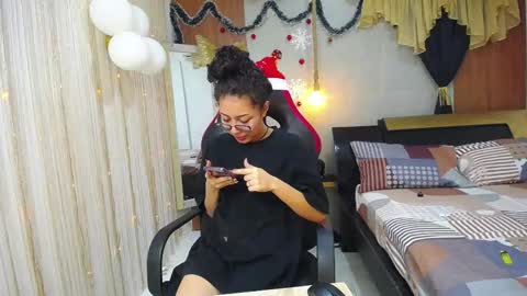 Snapshot of moon_and_fire_ chatting on 12/01/25, 05:23 moon_and_fire_ online show from 12/01/25, 05:23