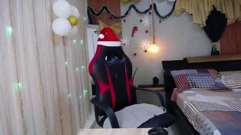 Snapshot of moon_and_fire_ chatting on 12/04/25, 04:44 moon_and_fire_ online show from 12/04/25, 04:44