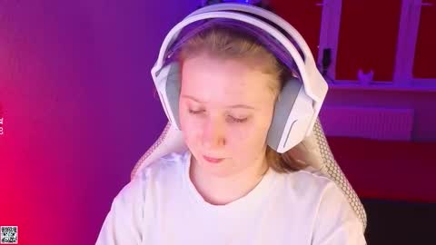 Snapshot of moon_avengers chatting on 10/22/25, 05:24 Lola online show from 10/22/25, 05:24