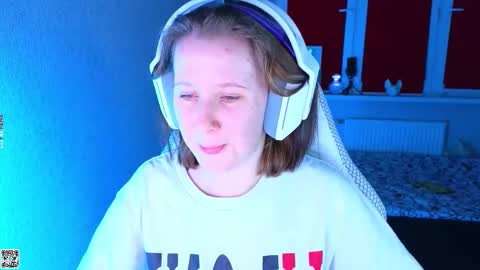 Snapshot of moon_avengers chatting on 10/29/25, 04:42 Lola online show from 10/29/25, 04:42