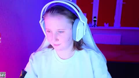 Snapshot of moon_avengers chatting on 11/06/25, 04:52 Lola online show from 11/06/25, 04:52