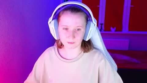 Snapshot of moon_avengers chatting on 11/14/25, 03:22 Lola online show from 11/14/25, 03:22