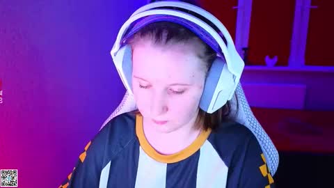 Snapshot of moon_avengers chatting on 11/21/25, 02:16 Lola online show from 11/21/25, 02:16