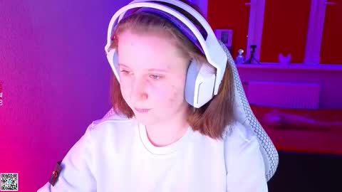 Snapshot of moon_avengers chatting on 11/25/25, 03:56 Lola online show from 11/25/25, 03:56