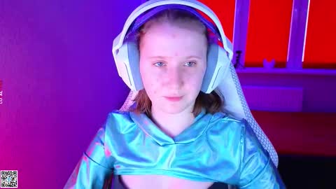 Snapshot of moon_avengers chatting on 11/26/25, 10:16 Lola online show from 11/26/25, 10:16