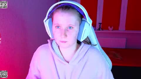 Snapshot of moon_avengers chatting on 11/30/25, 05:06 Lola online show from 11/30/25, 05:06