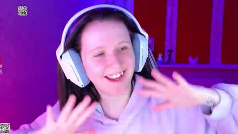 Snapshot of moon_avengers chatting on 12/13/25, 07:53 Lola online show from 12/13/25, 07:53