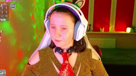 Snapshot of moon_avengers chatting on 12/15/25, 05:06 Lola online show from 12/15/25, 05:06