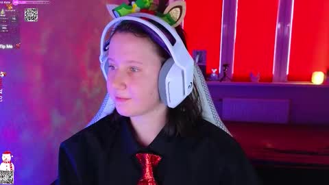 Snapshot of moon_avengers chatting on 12/16/25, 08:52 Lola online show from 12/16/25, 08:52