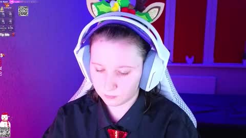 Snapshot of moon_avengers chatting on 12/17/25, 03:40 Lola online show from 12/17/25, 03:40