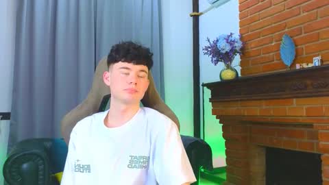 Snapshot of moon_gloww chatting on 02/17/26, 12:45 moon_gloww online show from 02/17/26, 12:45