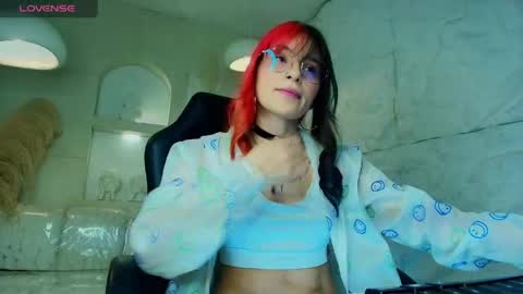 Snapshot of moon_red_r chatting on 04/29/26, 07:53 Moon online show from 04/29/26, 07:53