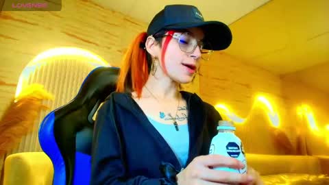 Snapshot of moon_red_r chatting on 05/19/26, 12:33 Moon online show from 05/19/26, 12:33