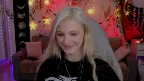 Mia   online show from 10/31/25, 06:09