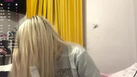 Snapshot of moonluvv3 chatting on 07/09/26, 03:05 Lyn online show from 07/09/26, 03:05