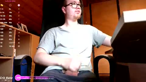 Snapshot of moonsexguy chatting on 06/06/26, 07:13 Flo online show from 06/06/26, 07:13