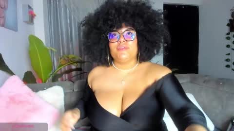 Snapshot of moradaniels chatting on 01/17/25, 10:22 online show from 01/17/25, 10:22