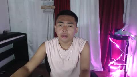 Snapshot of morinohugecock18 chatting on 10/19/25, 12:44 Loo online show from 10/19/25, 12:44