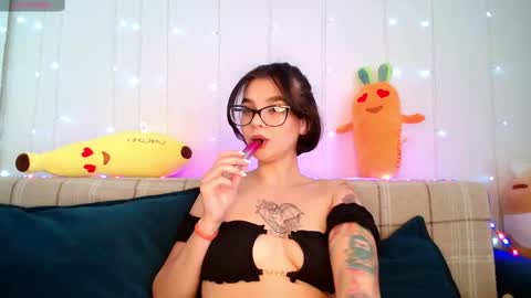 Snapshot of moto_ponchik chatting on 02/18/25, 11:33 Kris online show from 02/18/25, 11:33
