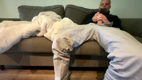 Snapshot of mouillelenos chatting on 12/11/24, 02:11 CamO online show from 12/11/24, 02:11