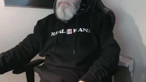 mr_boombastic2021 online show from 12/16/25, 10:53