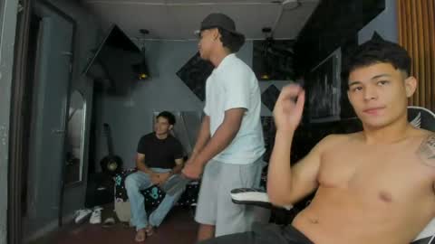 mr_mois online show from 04/23/26, 05:08