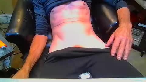 Snapshot of mrbiggirth69 chatting on 11/15/25, 07:21 mrbiggirth69 online show from 11/15/25, 07:21