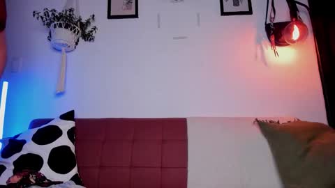 Snapshot of mrbuu_ chatting on 12/17/25, 05:02 Laura online show from 12/17/25, 05:02