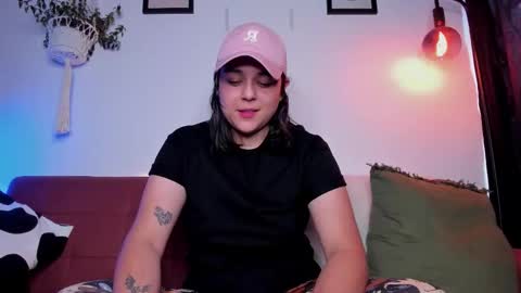 Snapshot of mrbuu_ chatting on 12/18/25, 08:59 Laura online show from 12/18/25, 08:59