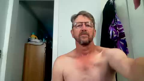 Snapshot of mrcumstain chatting on 10/20/25, 03:45 mrcumstain online show from 10/20/25, 03:45