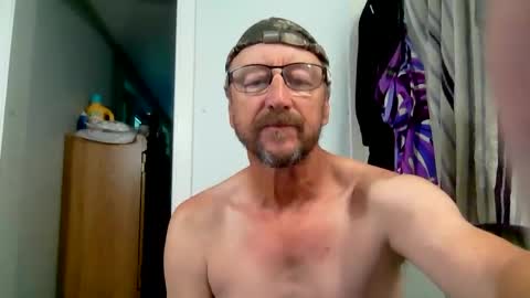 Snapshot of mrcumstain chatting on 10/29/25, 07:04 mrcumstain online show from 10/29/25, 07:04